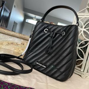 New mk bucket bag quilted leather black 🖤